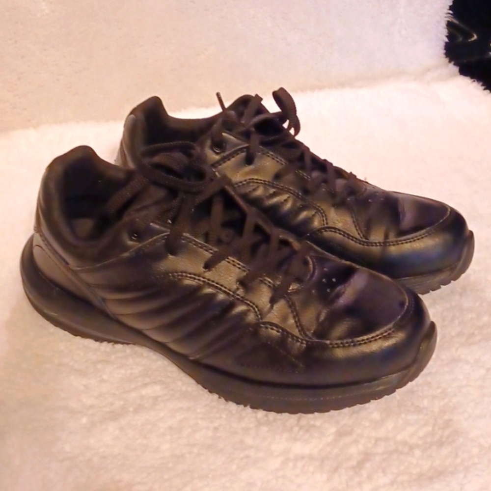 Tredsafe non slip shoes women's size 8 W black